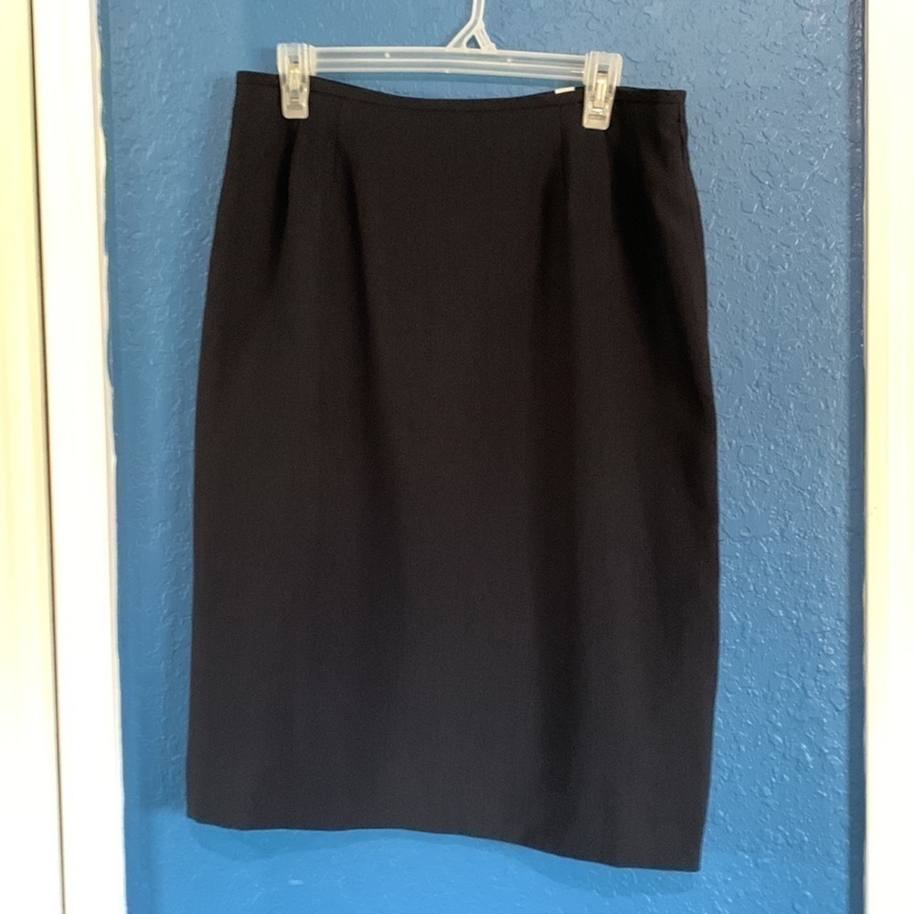 Anne Klein women blazer and skirt set. Size 12 - Picture 4 of 8